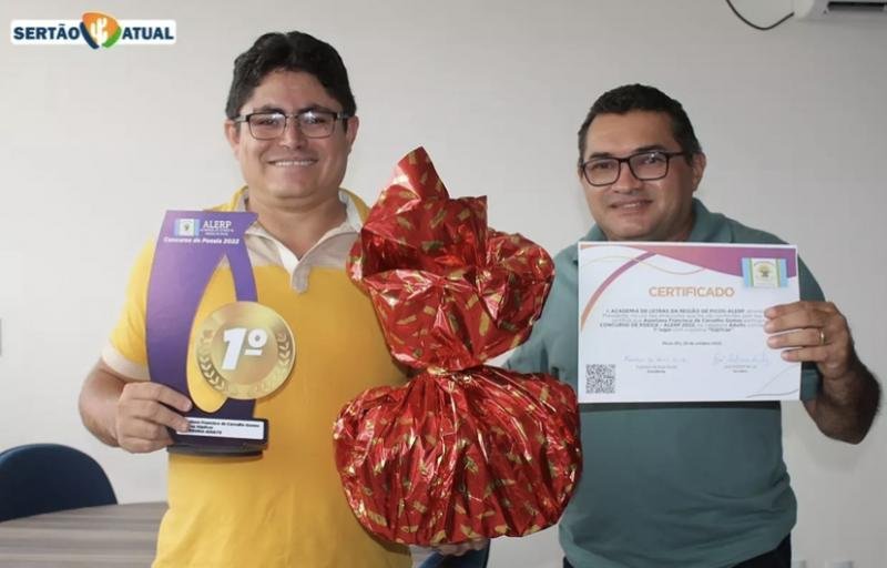 Professor Aureliano Gomes recebe troféu de 1º lugar no concurso de poesia da Alerp